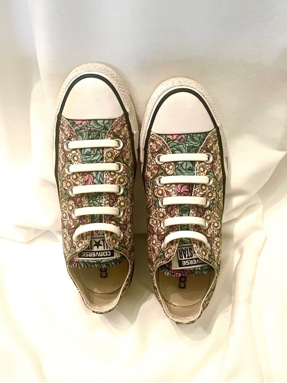 ALL STAR CONVERSE W/SKULL DESIGN